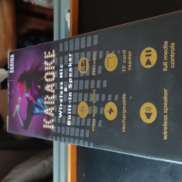 ✔️Wireless Bluetooth Karaoke Microphone n Built in Speaker. - Picture 3 of 8